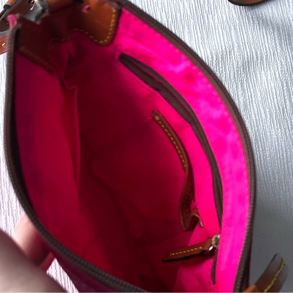 Dooney and Bourke vibrant pink crossbody bag - Picture 4 of 5